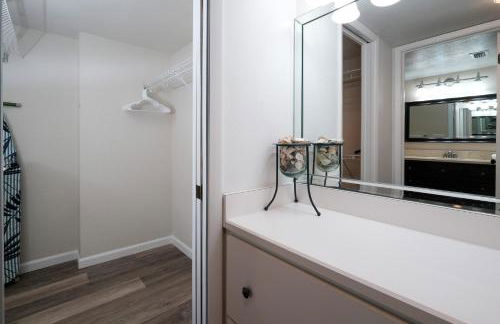 Oceanfront with great beach views from all rooms & balcony, heated pool, and garage - Photo 16