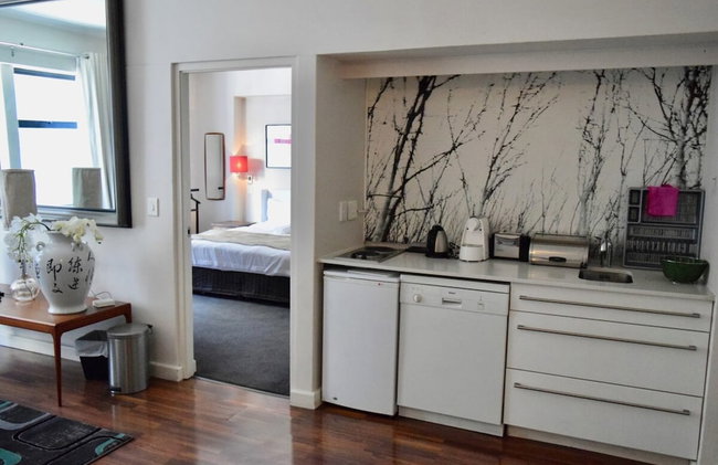 Stylish Apartment with Rooftop Pool & City Views - Foto 8