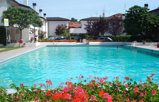 Villa in Front of the Pedestrian Area With Pool - Foto 14