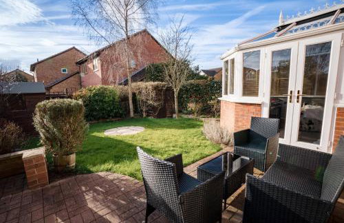 Sleeps 8-10 Cotswold Home with Hot Tub & Parking - Foto 4