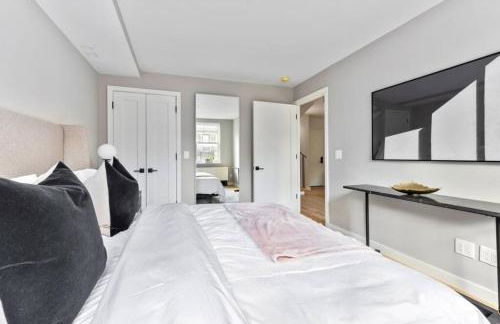 3BR Penthouse Suite with Massive Private Rooftop - Photo 11