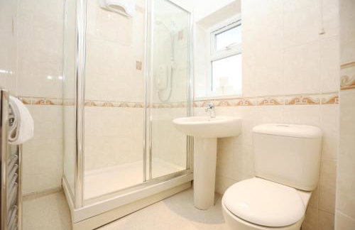 Hollybush Place By N And N Stays Ltd, Perfect for Contractors and Workers, Large Private Driveway for Work vans And Vehicles, Great Location and Fast Wifi - Foto 15