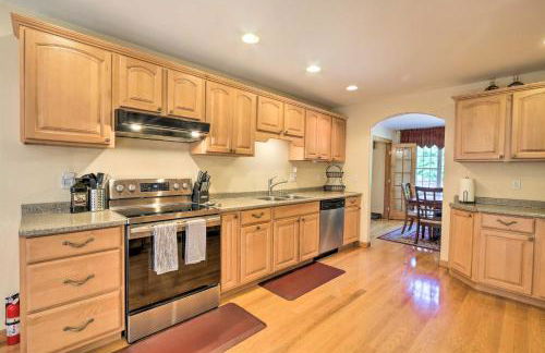 Granby Home with Deck Less Than half Mi to Aldrich Lake! - Foto 7