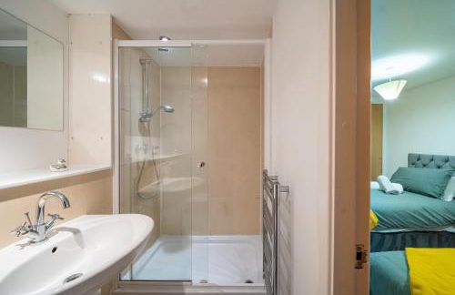 Spacious 2 Bedroom 6 Minute Drive from Huddersfield Town Centre - Ideal Stay - Foto 26