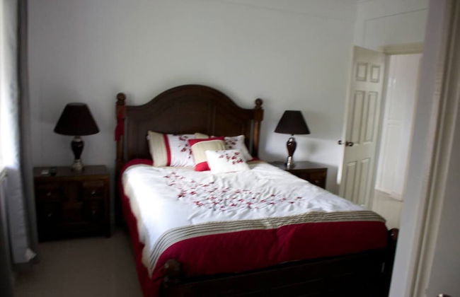 Remarkable 2-bed Apartment in Kingston - Photo 3