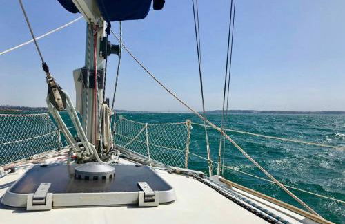 Sleep aboard a beautiful sailboat in Lisbon - Marina Parque das Nações - Foto 15