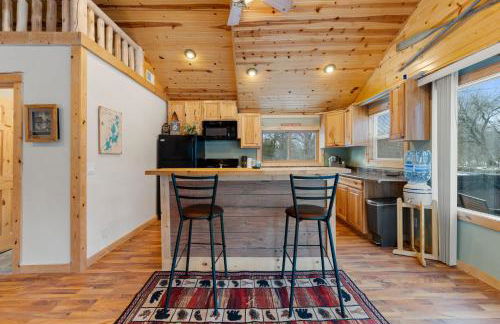 Cozy 3BR Cabin With Hot Tub on Nippersink Creek - Photo 15