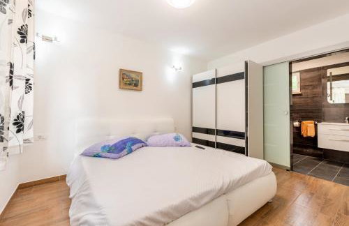 Beautiful villa Eden with pool and jacuzzi immersed in the vegetation - Foto 11