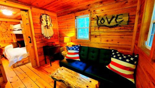 Lil' Log at Hearthstone Cabins and Camping - Pet Friendly - Foto 3