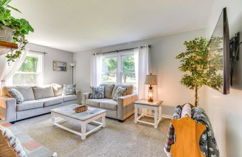 Near Trails and Wineries Victor Getaway with Fire Pit - Foto 3