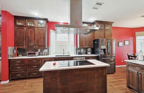 DFW Getaway - 4 Bedrooms Pool Oasis Media Room - Photo 17