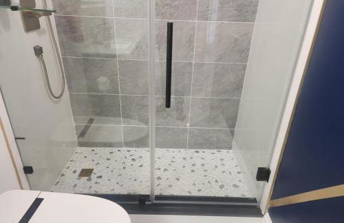 Shrewsbury King Suite | 100in TV + Shower - Foto 16