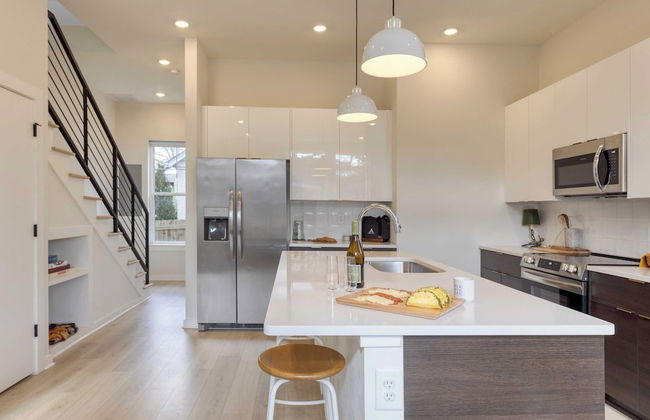 The Stage by Avantstay Chic 4bdr w/ Covered Balcony Modern + Newly Built - Photo 17