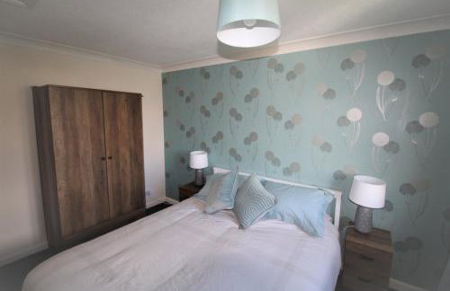 3 Bed Semi - Sleeps 5 - Private Garden & Parking - Quiet Cul De Sac Location - Dog Friendly - Fast Wifi - Close to Motorway Access - Foto 13