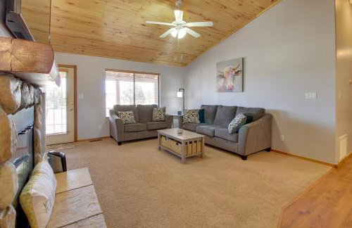 Families Welcome! Overgaard Cabin with Playground - Foto 6