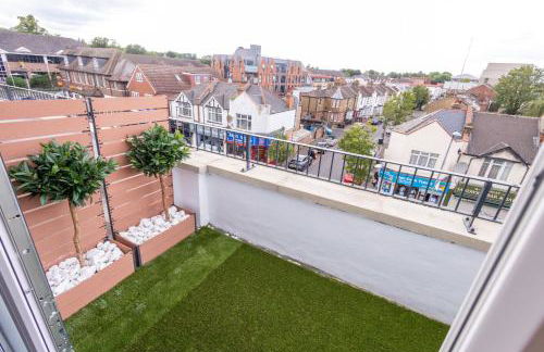 Brand-New Top-Floor Flat with Stunning Balcony & Parking - Foto 19