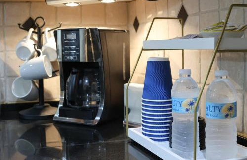 Tropical PoolHome Walk to Shops Near Beach - Foto 26