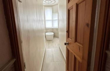 Beautiful Grade II listed apartment. - Photo 26