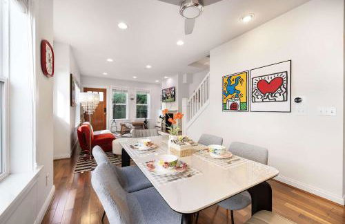 Rare 3BR Modern Urban Escape Private Garage - Foto 22