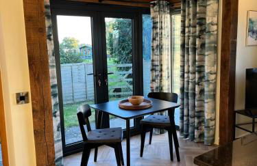 The Acorn Goodwood luxury lodge house 10 minute walk from Goodwood Festival of Speed - Foto 6