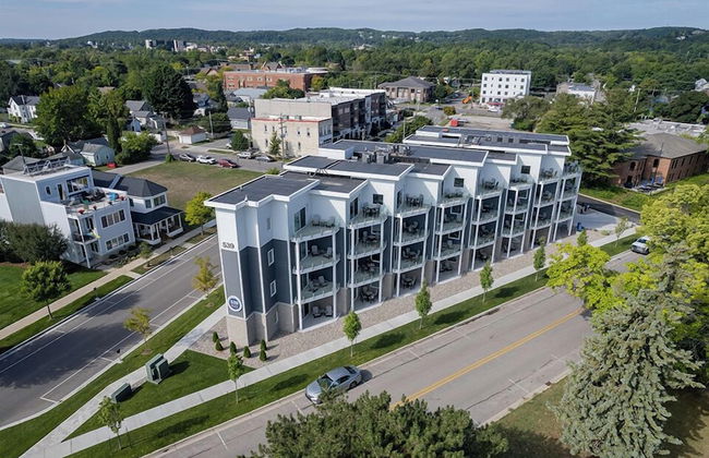 539 Bay St. Lake View Condo Unit 104E - Foto 1