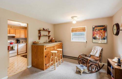 Lakefront with Lots of Light and Private Dock Access - Foto 36