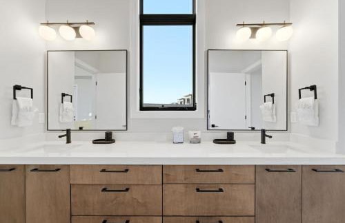 Luxury Hideout w Hot Tub Steam Shower - Photo 47