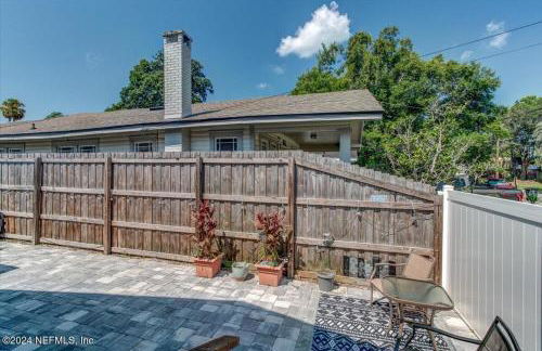 Sleek Jacksonville Gem Perfect for Two - Photo 15