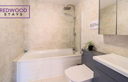 Newly Refurbished Spacious Serviced Apartment for Contractors and Families, Free WiFi & Netflix By Redwood Stays - Foto 19