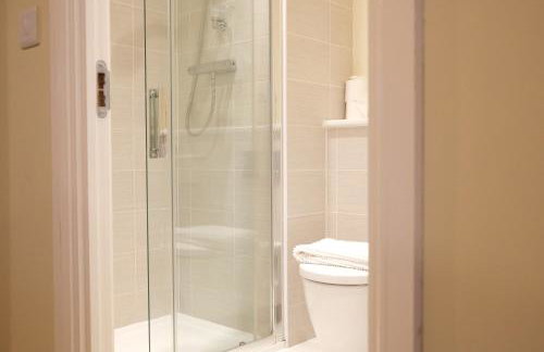 Luxury 6-Bedroom House 5 minutes from Bicester Village Shopping Outlet - Perfect for Business and Family Stays! Private Parking for 4 Cars! - Photo 31