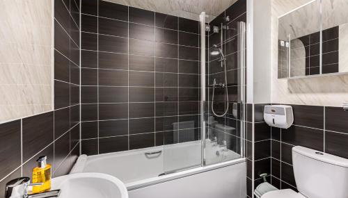 Stylish House with Driveway Parking, Self-Check-In, Fast WiFi and Smart TV by Yoko Property - Foto 5