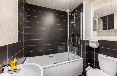 Stylish House with Driveway Parking, Self-Check-In, Fast WiFi and Smart TV by Yoko Property - Foto 5