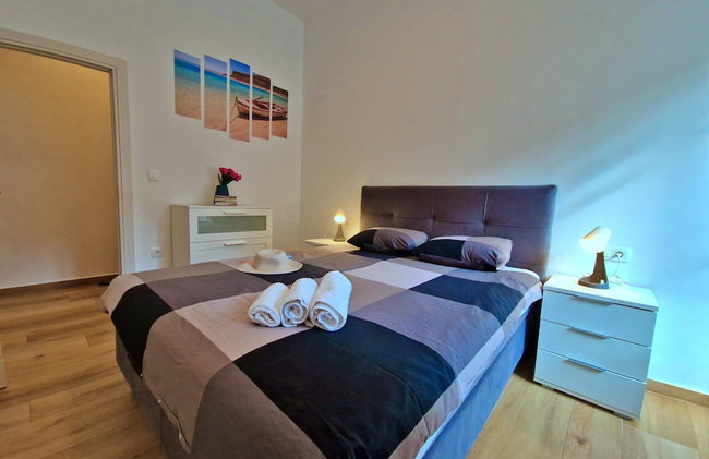 Lola's Place - Photo 11