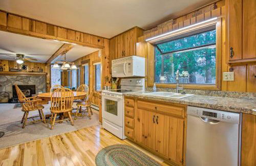 Riverfront Manton Cabin with Pool Table and Fire Pit! - Foto 9