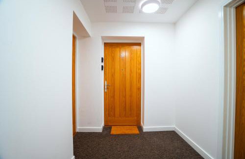 2 Bed Stylish Stay - By Holiday homes - Foto 6