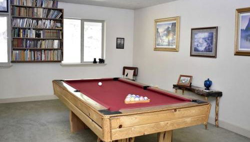 Off-The-Grid Cottage Rental with 360-Degree Mountain Views near Cascade, Idaho - Foto 5, Game Room