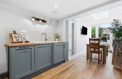 3-BR Luxe Cowes Cottage Harbour Views, Sleeps 6, with Private Garden - LONG TERM STAY WINTER SPECIAL OFFER AVAILABLE! - by Blue Puffin Stays - Foto 40