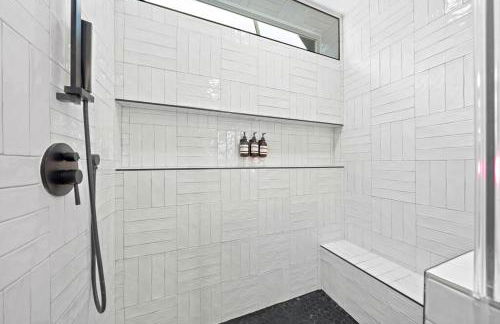 Black House - Downtown Elegance with HotTub and King Beds - Foto 41