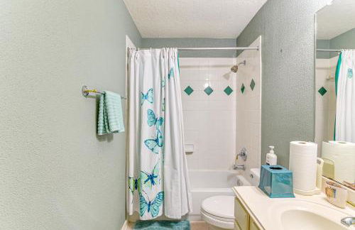 Patio, BBQ and Yard Family Retreat in Pearland - Photo 25