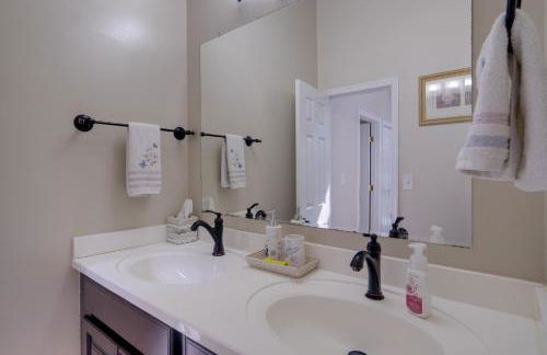 Spacious and Serene Lake Ridge Retreat with Game Room! - Foto 19