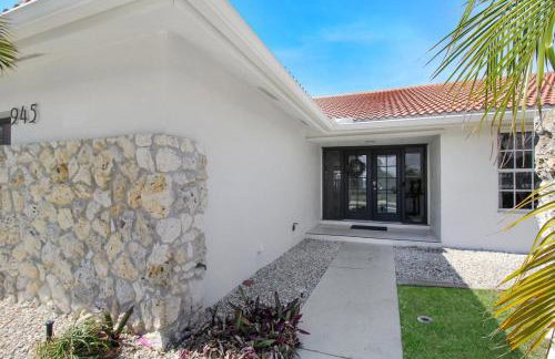 Chic & modern canal-front retreat with private pool - Azure Tides - Photo 6