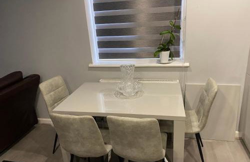 Modern 2 bedroom flat with Sky TV & free parking - Foto 7