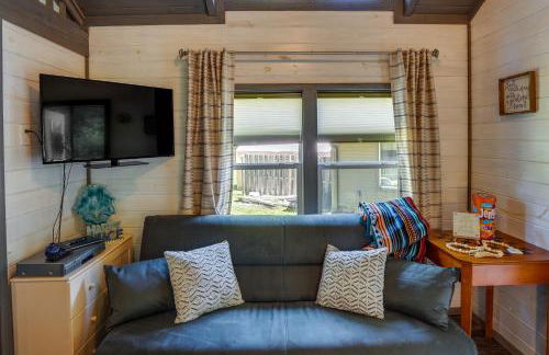 Mayfield Tiny Home with Porch, Walk to Beaches! - Foto 6