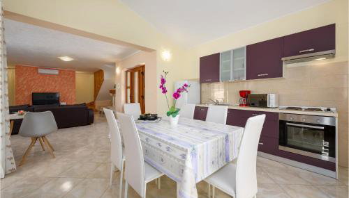 Three-Bedroom Holiday Home In Tinjan - Foto 3