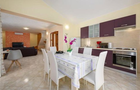 Three-Bedroom Holiday Home In Tinjan - Photo 3