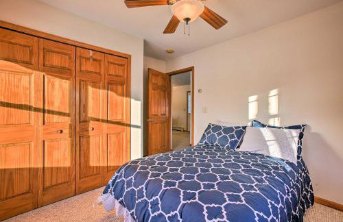 Cozy Riverfront Home with Fire Pit in Houghton Lake! - Foto 16