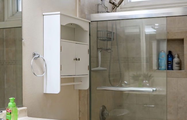 Spacious Family Retreat w Garden Modern Comfort - Photo 76