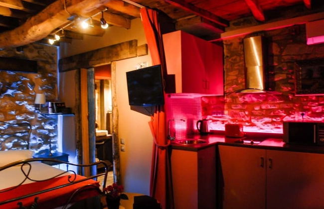 Antique Luxury Groundfloor Suite - Photo 10