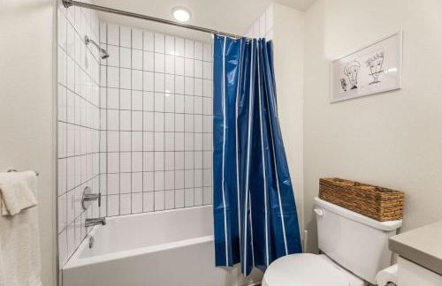 Stylish 2BD Haven with Scenic DTLA Views and Parking - Foto 20