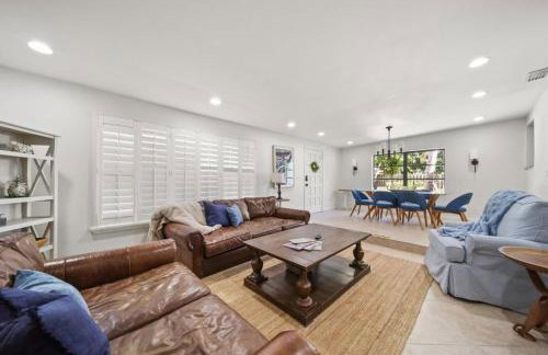 Tropical PoolHome Walk to Shops Near Beach - Foto 34